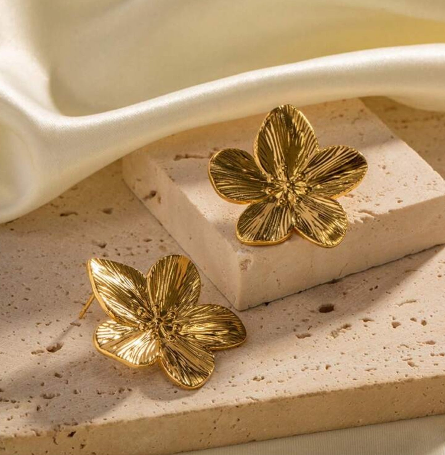 Flora Gold medium size